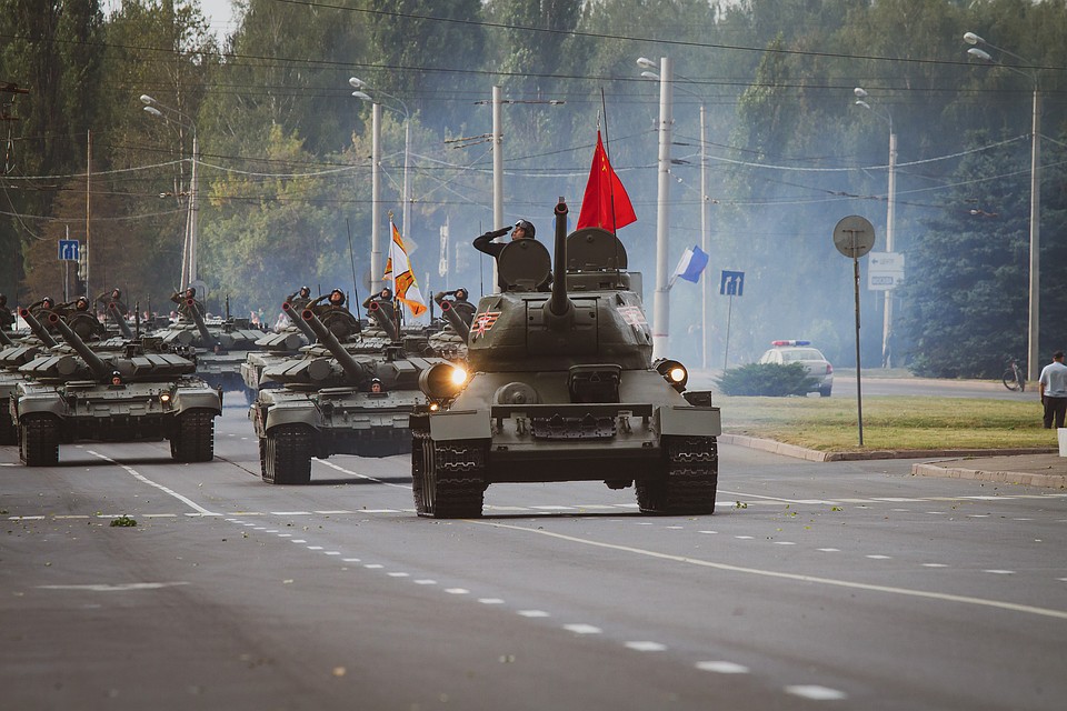 Прохождение механизированной колонны открыл символ Победы - легендарный танк Т-34 Фото: Яна ШЕЛЕСТ
