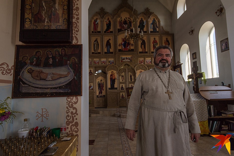 Отец Юрий, настоятель храма Константина и Елены, оказался слушателем Радио «Комсомольская правда» Фото: Виктор ГУСЕЙНОВ
