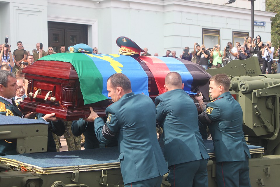 Гроб с телом Главы ДНР погрузили на артиллерийский лафет Фото: Никита МАКАРЕНКОВ, Павел ХАНАРИН