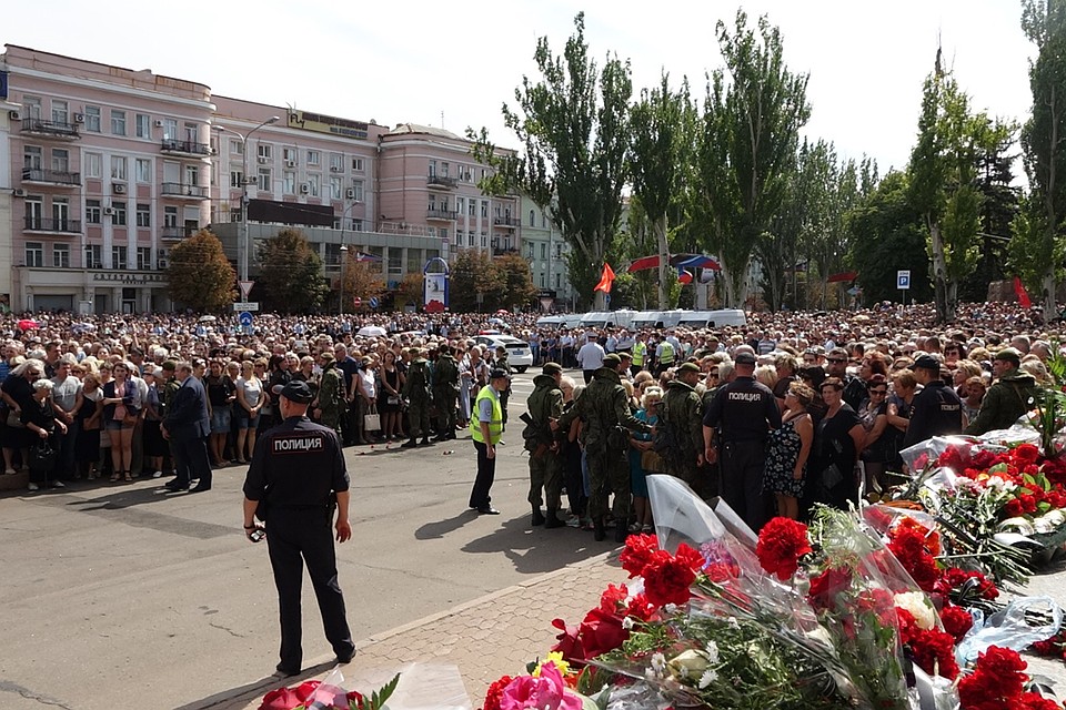 Все прилегающие к оперному театру улицы оцеплены с раннего утра. Фото: Дмитрий СТЕШИН