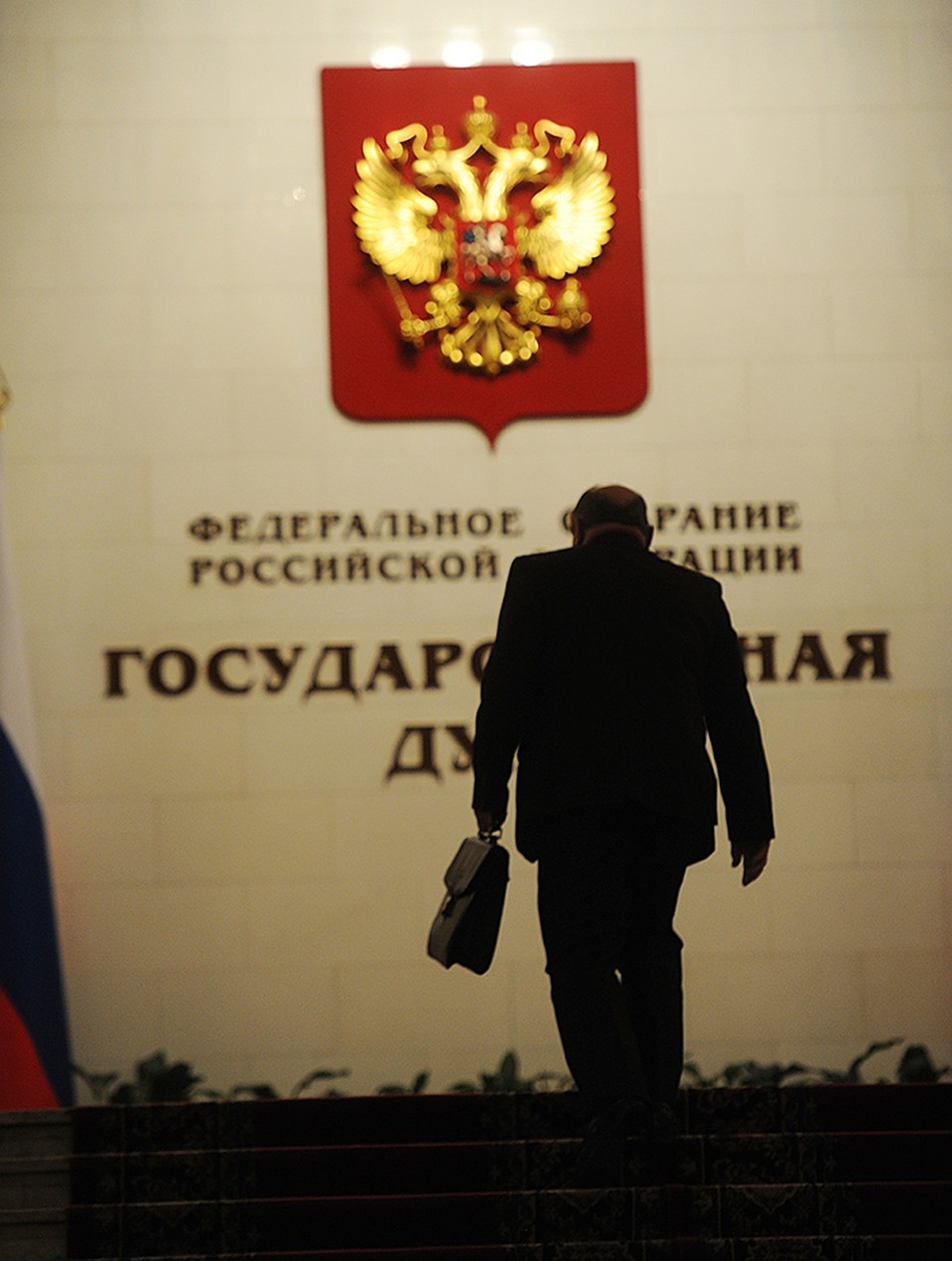 Сначала надо потусоваться в помощниках у кого-нибудь серьезного депутата или чиновника. Когда начальник пойдет вверх, тебе тоже дадут хорошее место Фото: Владимир ВЕЛЕНГУРИН