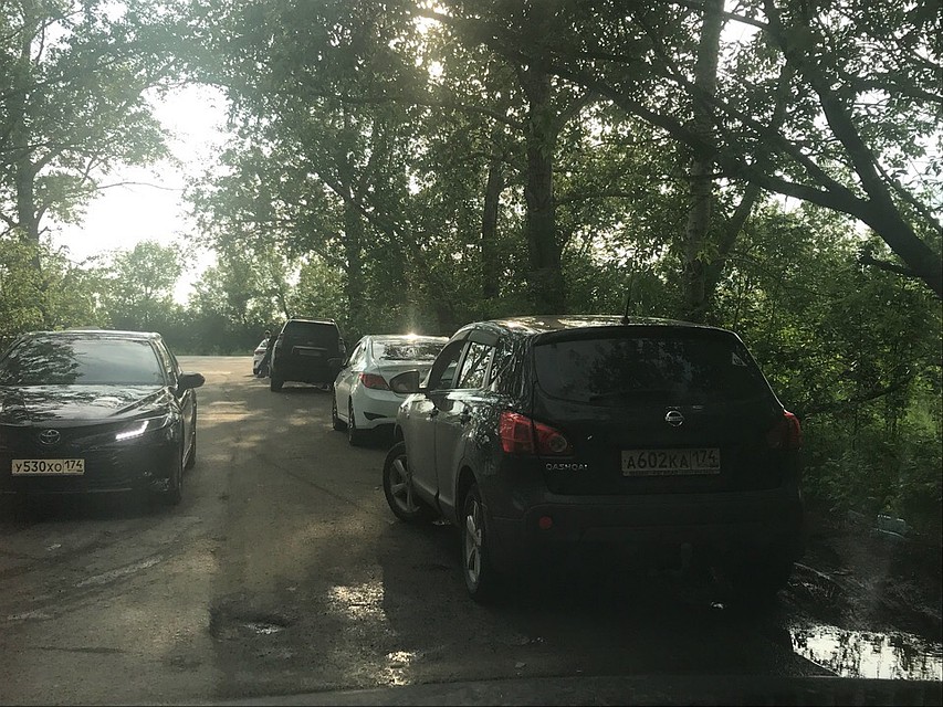 Поворот на поселок Аэропорт. Из-за таксистов трудно разъехаться на узкой дороге. Фото: Анжела Галиулина.