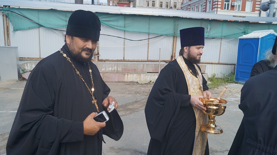 За Вениамином неотлучно следовали другие священники. Они снимали все происходящее на телефоны. Фото: Артём КАБАНКОВ