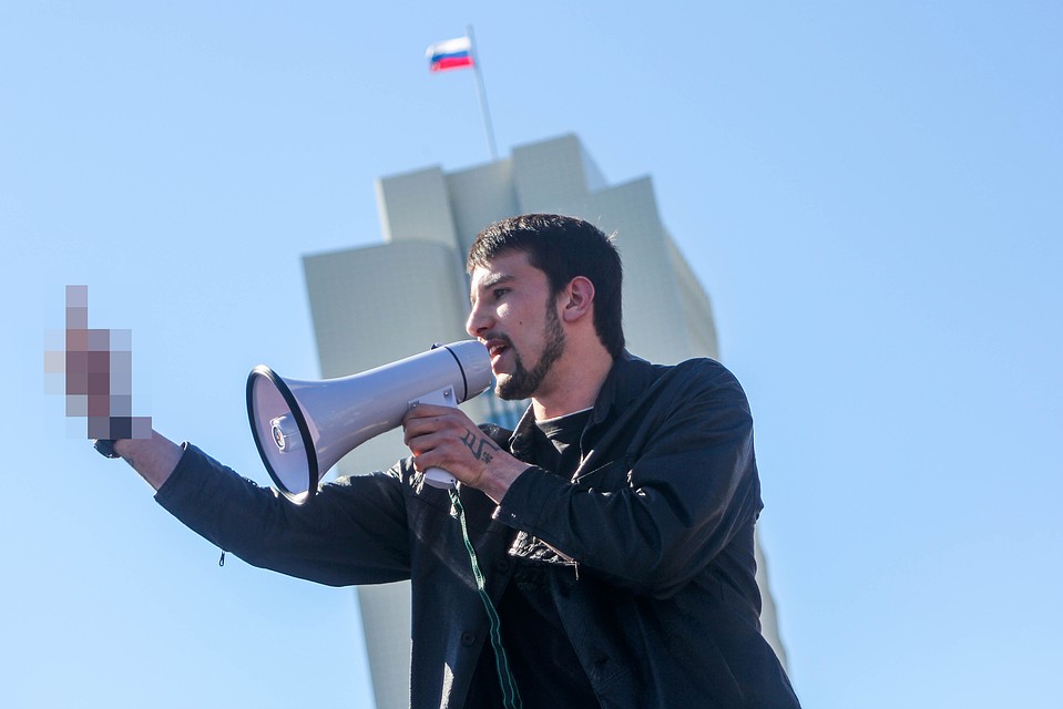 Молодёжь не стеснялась в выражениях и жестах Фото: Александр ВАСИЛЬЕВ