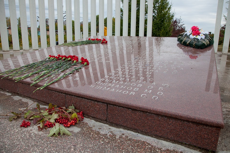 Памятная плита с именами погибших. Фото: Николай ОБЕРЕМЧЕНКО