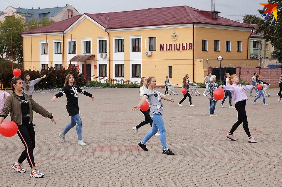 На площадь привели детей для репетирования танца Фото: Павел МИЦКЕВИЧ