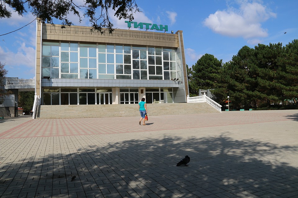 Здесь должны были быть воздушные шарики ко Дню города, но... Фото: Анастасия ЖУКОВА