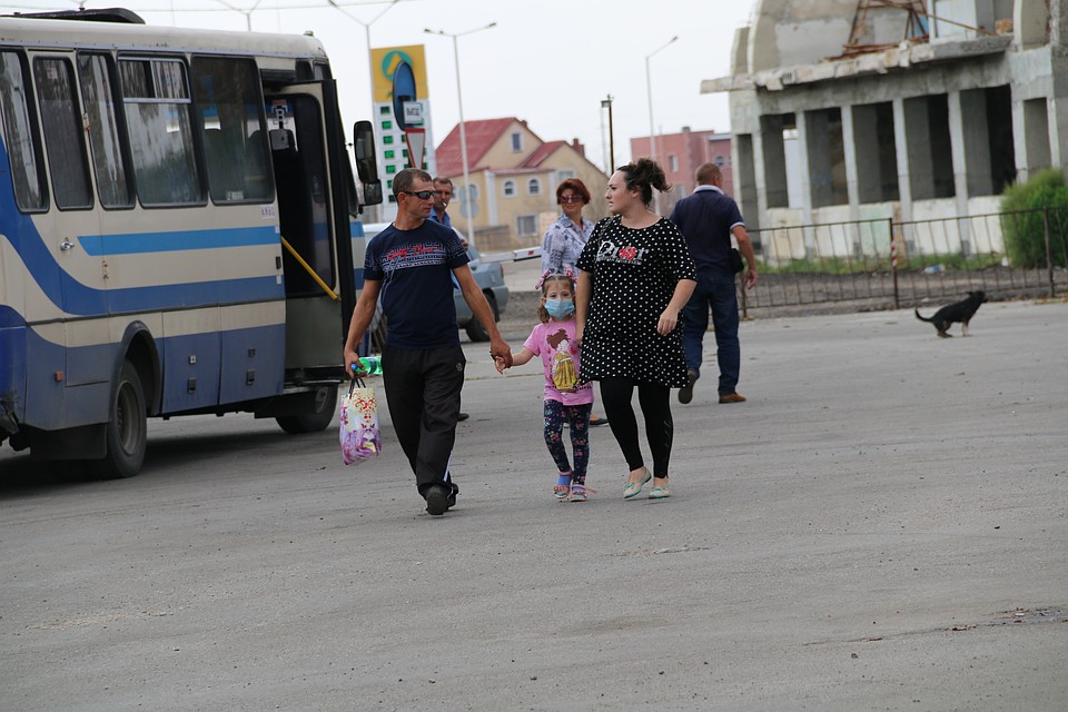 Родители с детьми постепенно возвращаются в город Фото: Анастасия ЖУКОВА