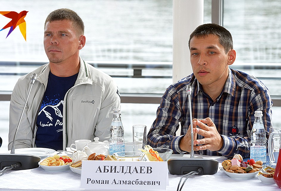 Бывалые альпинисты Сергей Селивестов (слева) и Роман Абилдаев рассказали на заседании Медиаклуба РГО о смелом проекте "Зимний Снежный Барс" - первом в истории зимнем прохождении всех семитысячников бывшего СССР Фото: Михаил ФРОЛОВ