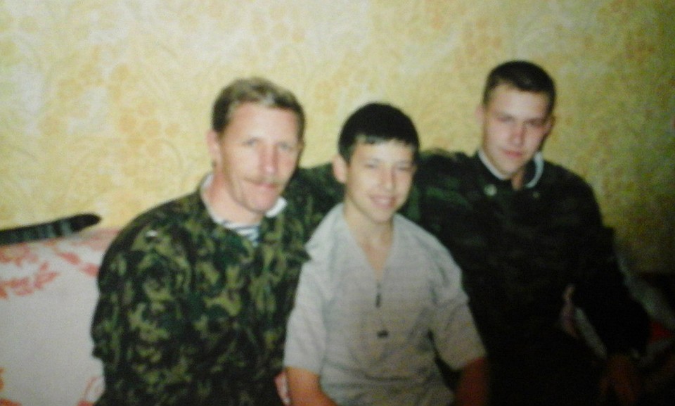 Александр родился в семьей военного и с детства знал, что пойдет по стопам отца. (На фото с отцом и братом) Фото: vk.com
