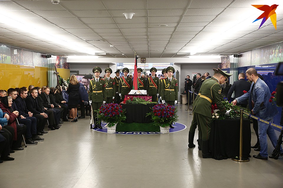 С Анатолием Капским пришли проститься тысячи белорусов. Фото: Павел МАРТИНЧИК