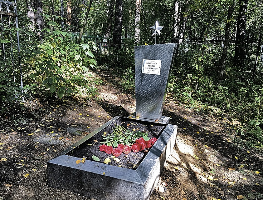 Такой обелиск мы установили на Ивановском кладбище Екатеринбурга.