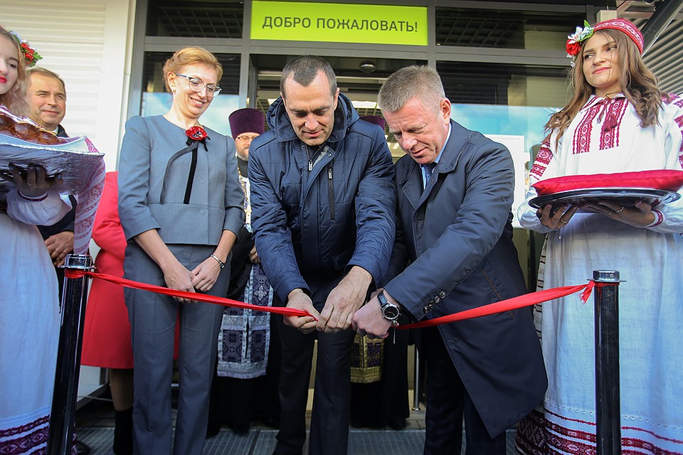Ленточку на открытии нового магазина перерезали министр по промышленному и агропромышленному комплексу ЕЭК Александр Субботин и председатель совета директоров торговой сети «Евроопт» Александр Литвин.