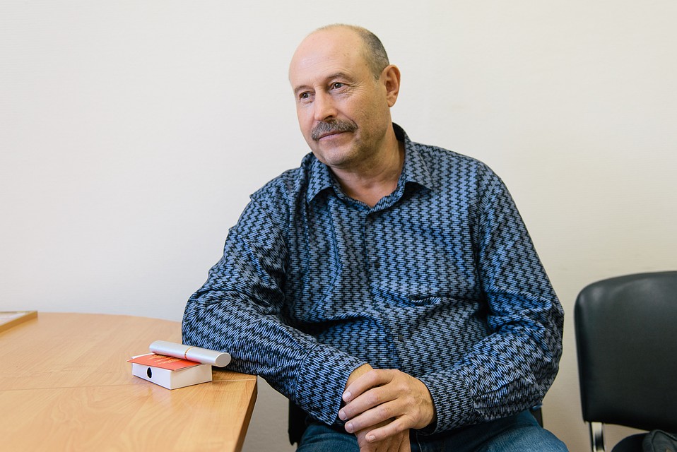 Милиционер отмечает, что с жуликами нужно общаться на равных Фото: Альберт ДЗЕНЬ