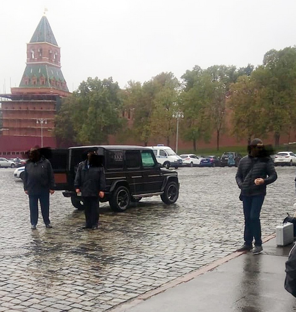 Водитель из машины не вышел. Фото: Александр Хинштейн