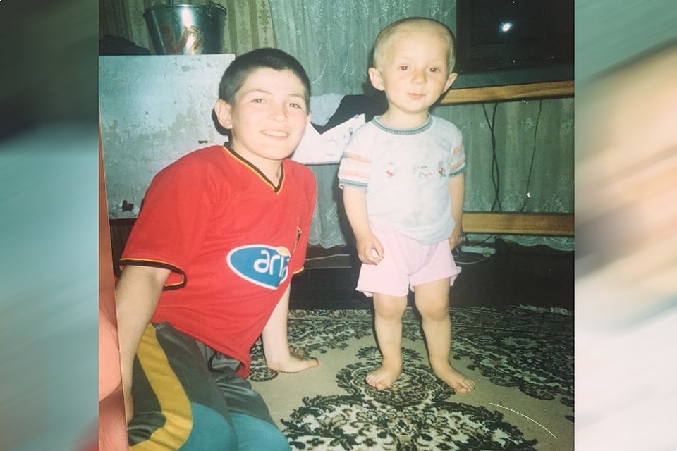 Все детские фотографии говорят о крепкой семейной близости Хабиба с братьями