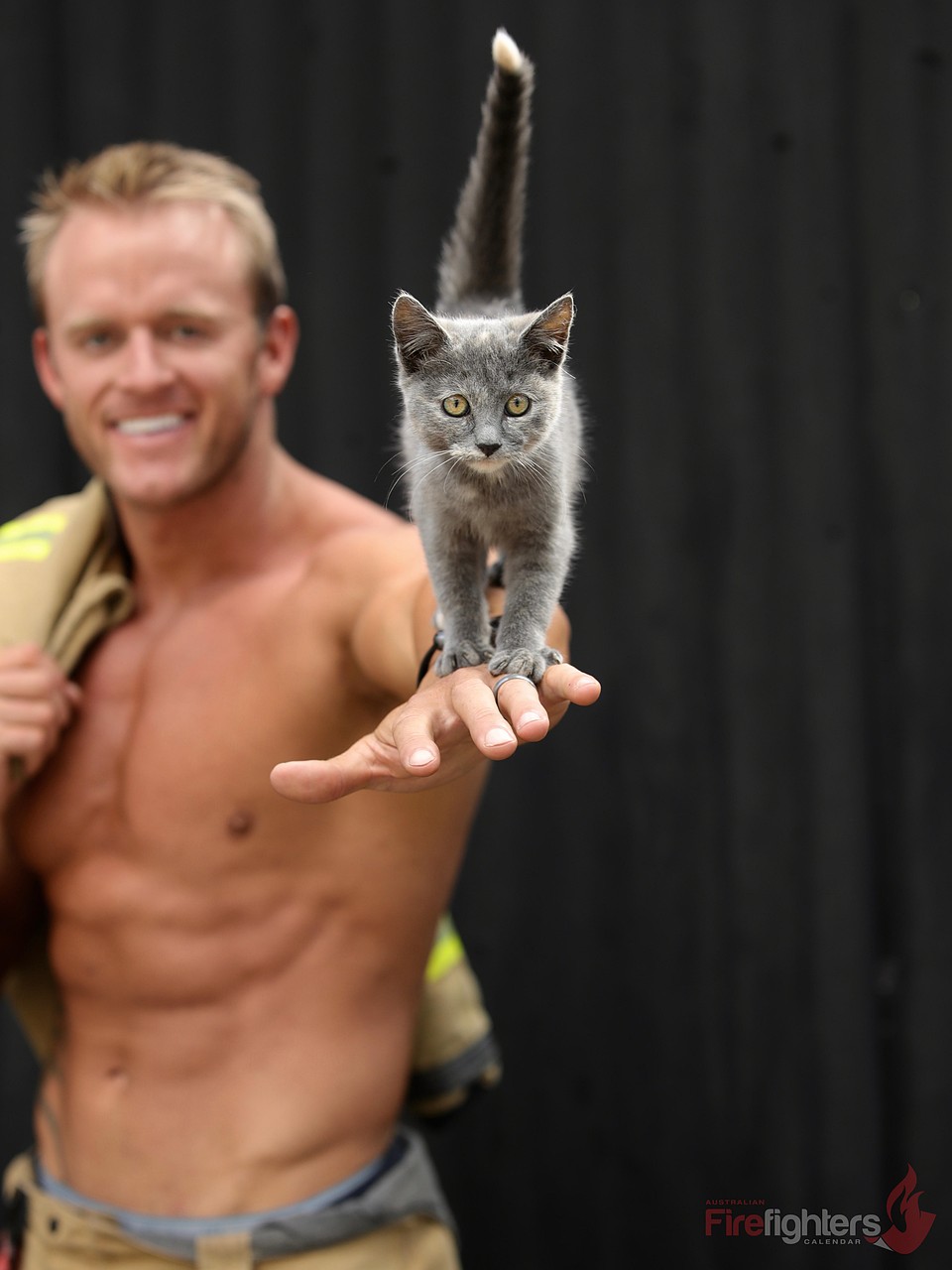 Вот как выбрать, кто на этом снимке симпатичнее? Фото: Australian Firefighters Calendar