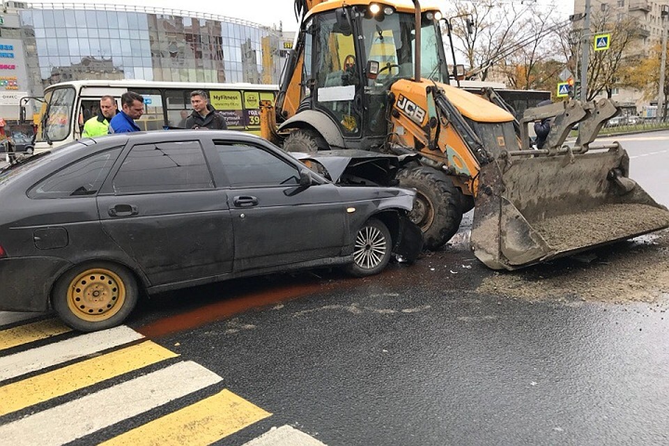 После аварии шоумен поехал в больницу на скорой. Фото: vk.com/spb_today