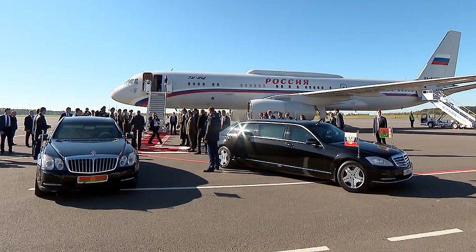 Оба президентских автомобиля украсили штандартами президентов Беларуси и России. Фото: БелТА.