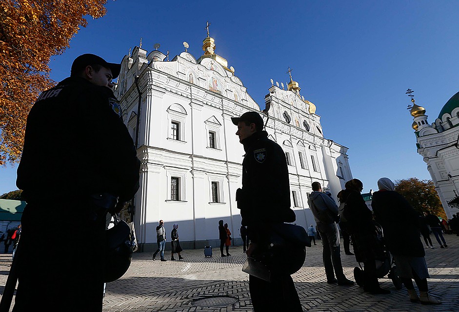 По Украине запущены слухи про громадный налог. Мол, вся история с автокефалией затеяна, чтобы Киеву избавиться от оброка Москве Фото: REUTERS