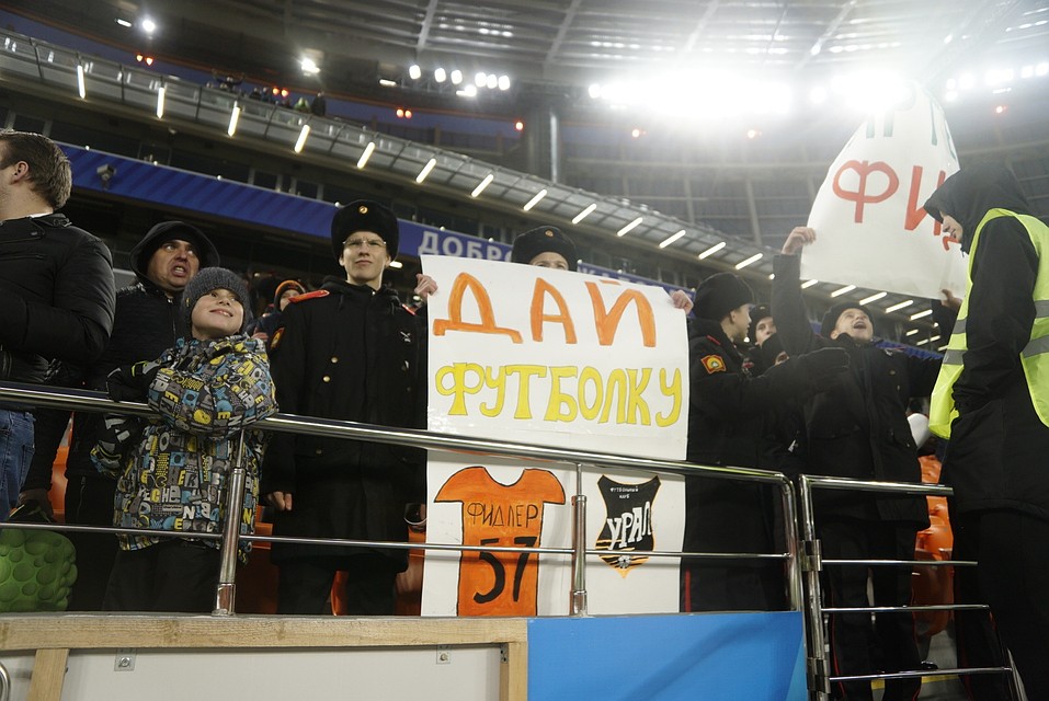 Юные кадеты просили майку у капитана «Урала» Артема Фидлера Фото: Алексей БУЛАТОВ