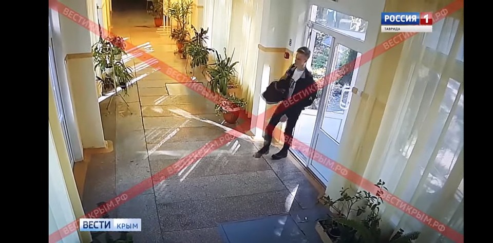 Росляков зашел в колледж с запасного входа, где нет охраны. На своем пути он никого не встретил. Фото: скриншот с видео Вести Крым
