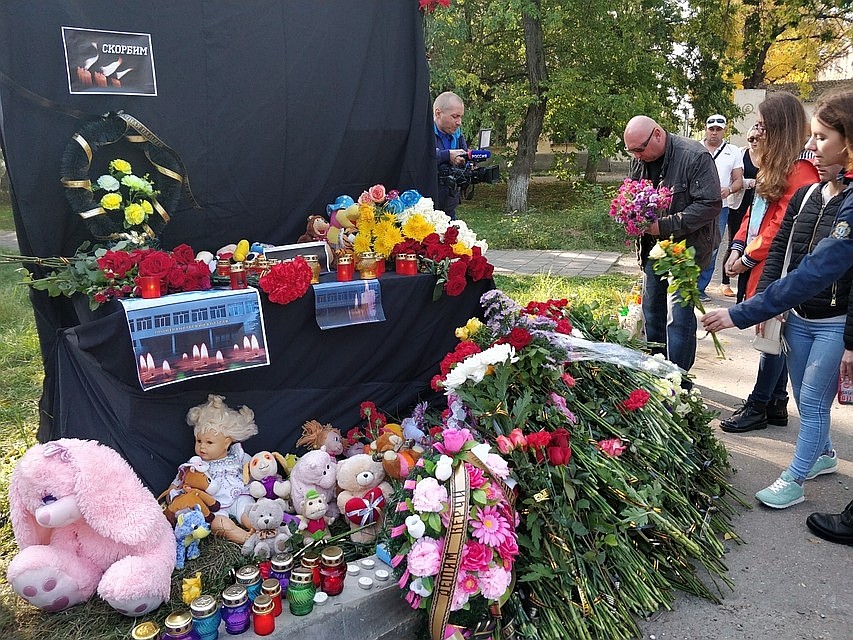 Рядом с колледжем, где произошла трагедия, сделан мемориал Фото: Надежда ДАЦЮК