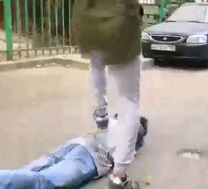 Затем принялись избивать лежачего.