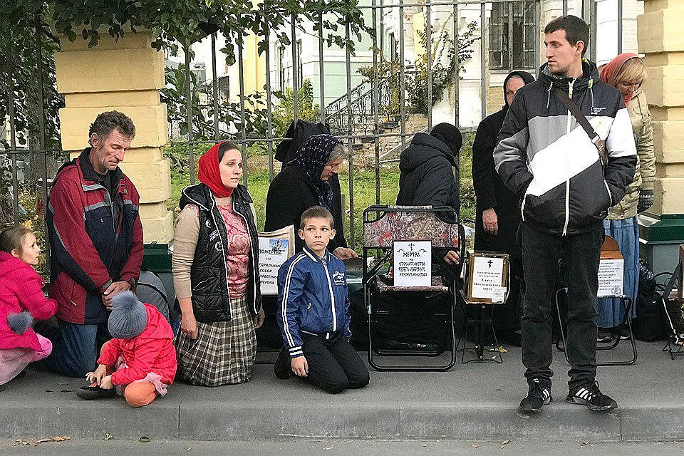 Монахи Киево-Печерской лавры ждут захвата уже несколько лет. Единственные защитники монастыря - это дети, женщины и старики. Справятся ли? Фото: Арина СУВОРОВА