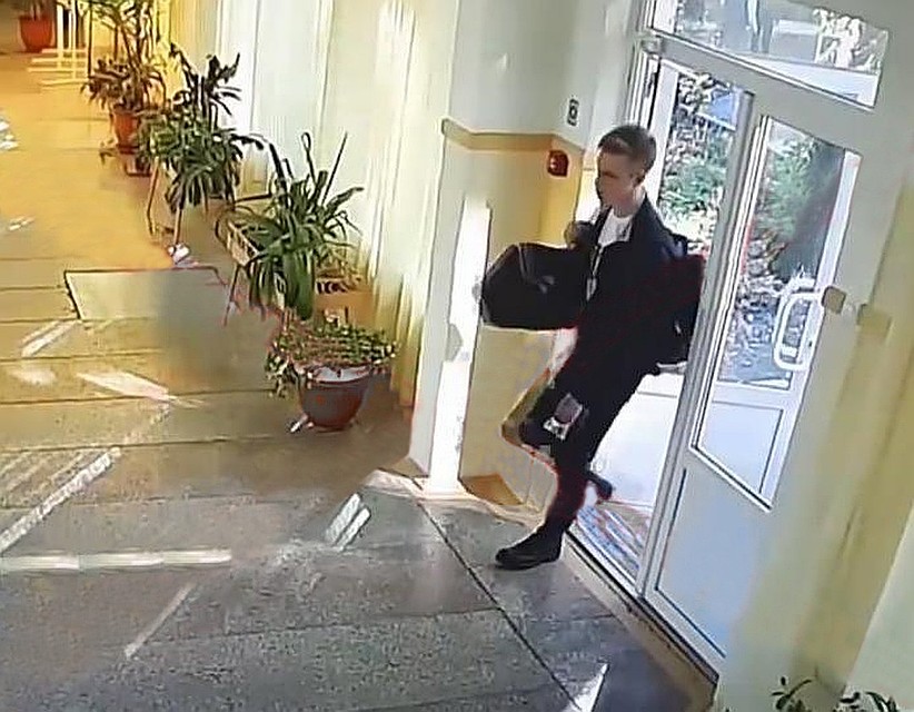 В колледж Влад пришел с рюкзаком и большой сумкой, в которой были боеприпасы. Внутрь он проскользнул через задний ход. Его никто не охранял. Фото: Вести-Крым