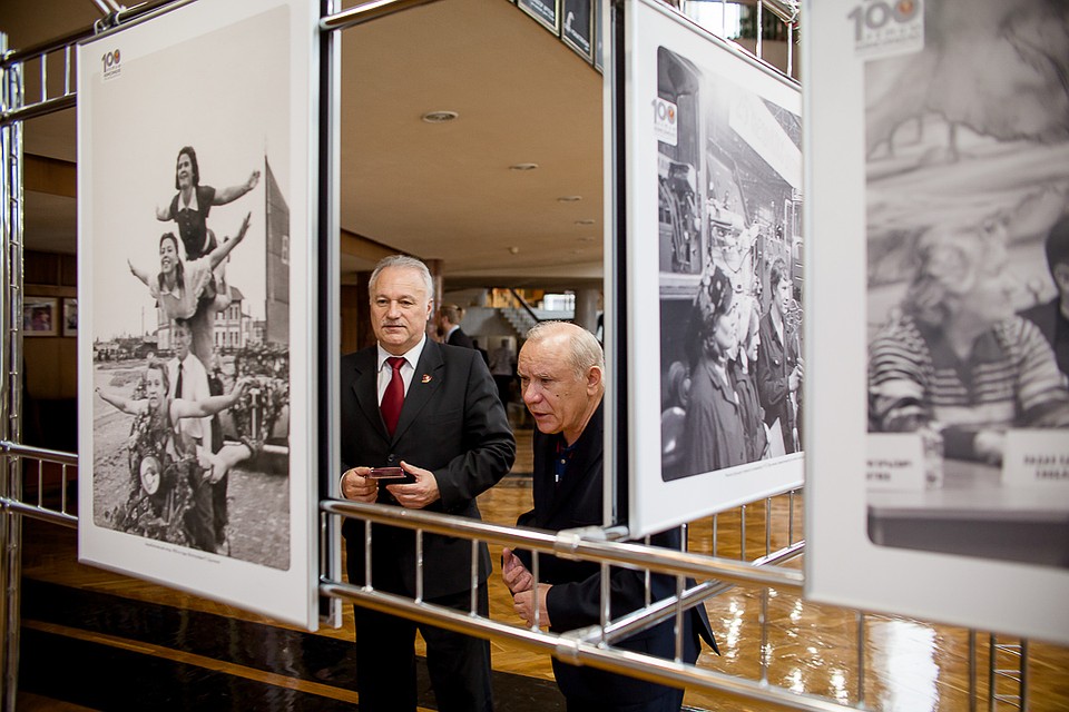 Замглавы Челябинска Владимир Алейников на выставке фотографий. Фото: Валерий ЗВОНАРЕВ