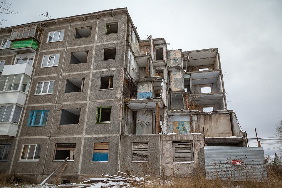 Тяжелее всего приходится тем, чьи квартиры примыкают к разрушившемуся подъезду Фото: Алексей БУЛАТОВ