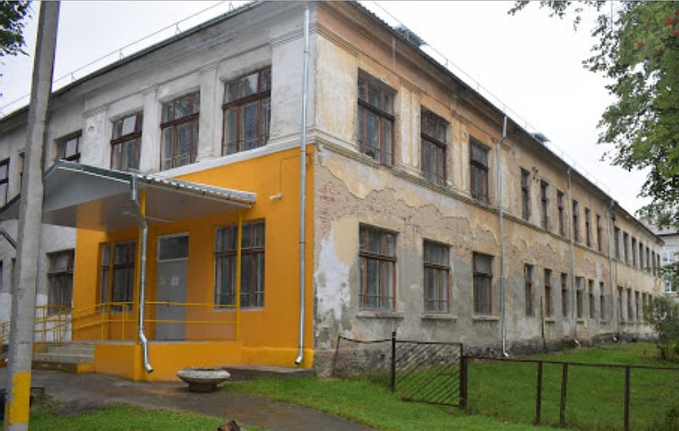 Мальчика избили за пределами школы. Фото: Google maps