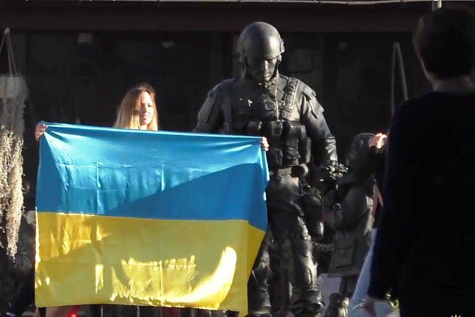 Алена Бардовская сфотографировалась с флагом Украины в центре Симферополя. Фото: кадр видео
