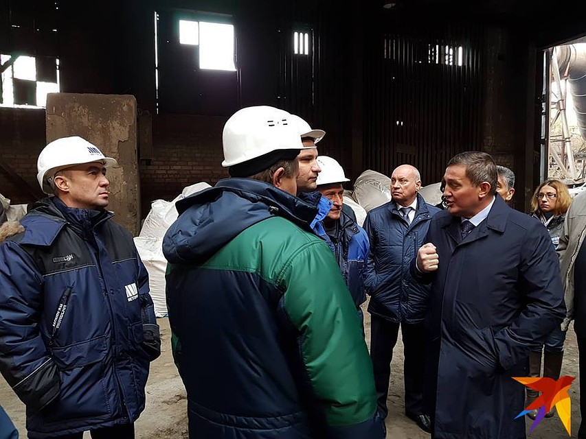 Губернатор вместе с чиновниками и руководителями завода прошелся по цехам. Фото: Екатерина СИМОХИНА