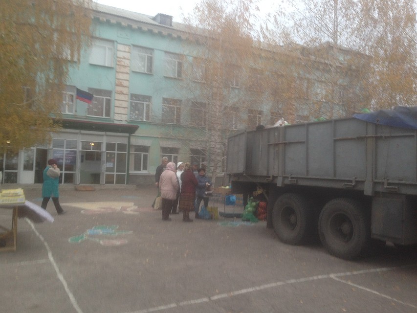 Дешевая ярмарка возле участка Фото: Ольга ГАЛЬСКАЯ