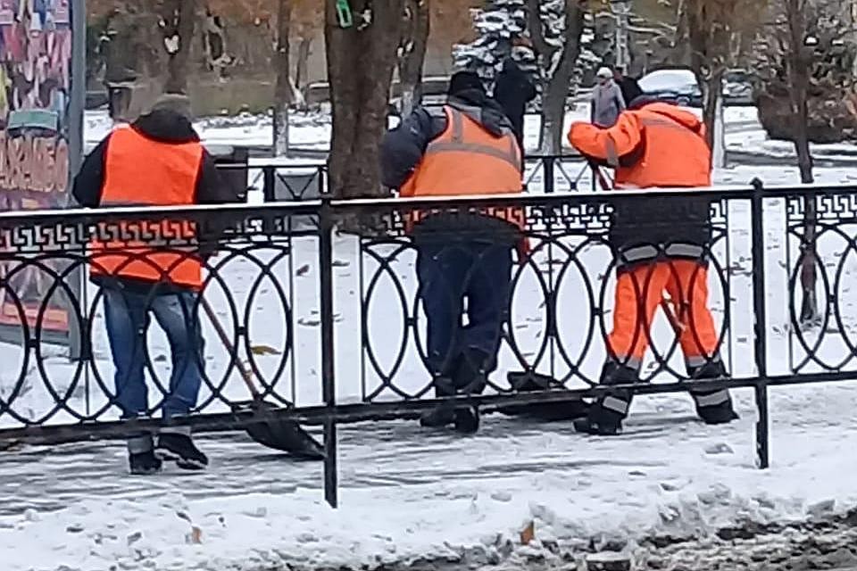 А снег все продолжает идти - и разгребать его, судя по всему, придется долго. Фото: пресс-служба горадминистрации.