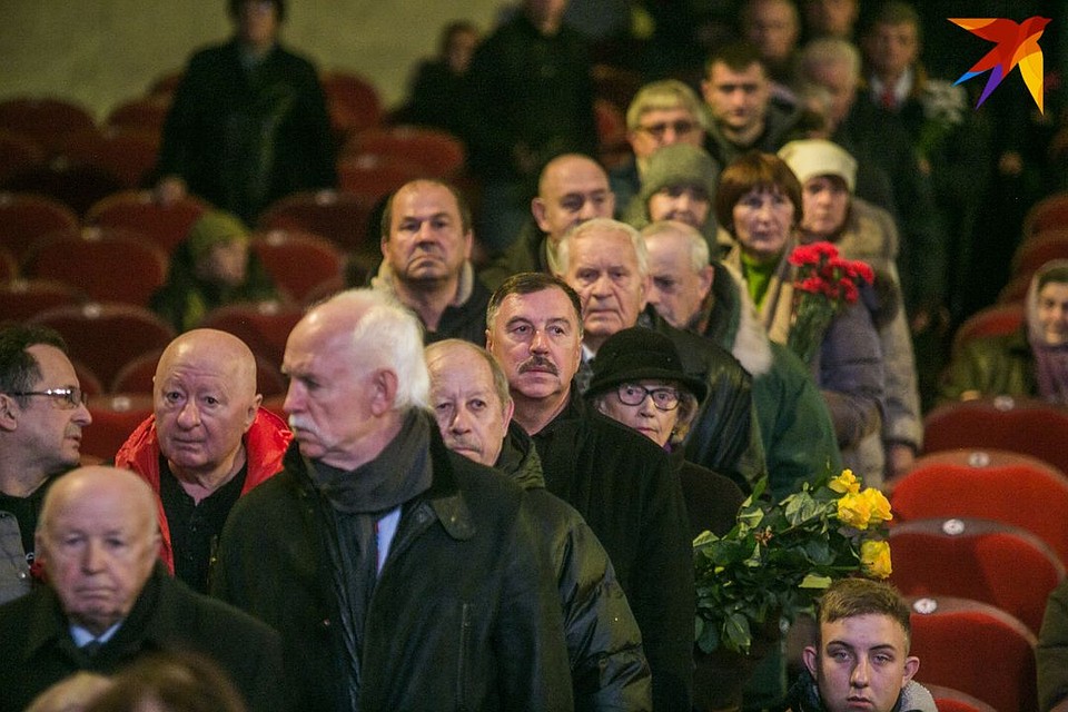 Люди собрались, чтобы провести в последний путь Игоря Лученка. Фото: Павел МАРТИНЧИК