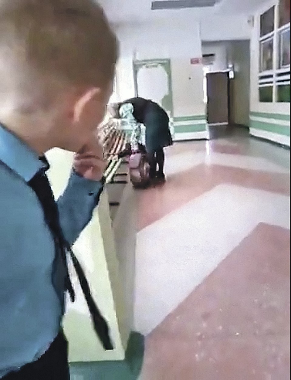 Все это снимают на мобильник другие школьники.Все это снимают на мобильник другие школьники. ФОТО: vk.com