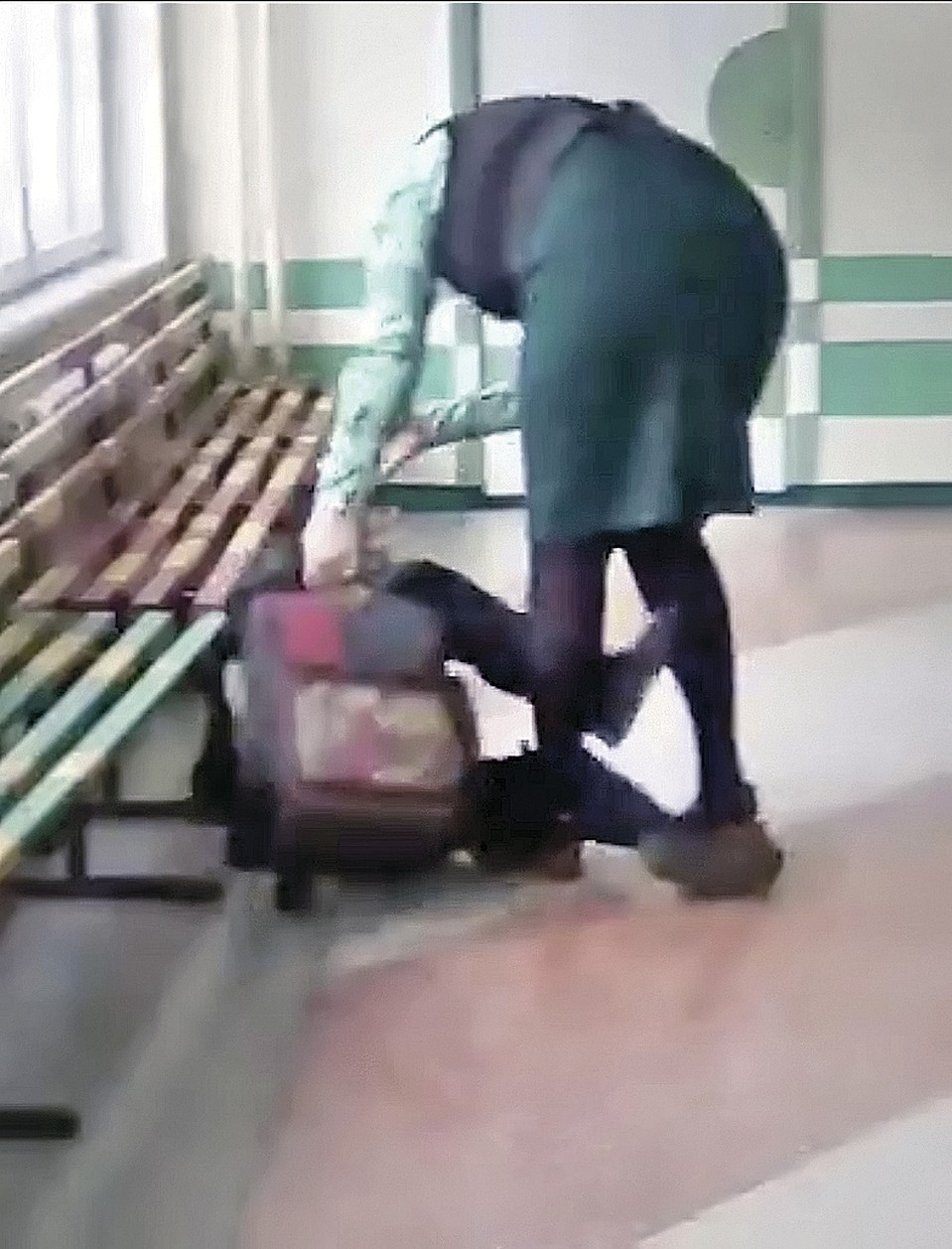 На кадрах видно, как учительница догоняет мальчишку и, отпуская затрещины, валит его на пол...На кадрах видно, как учительница догоняет мальчишку и, отпуская затрещины, валит его на пол... ФОТО: vk.com