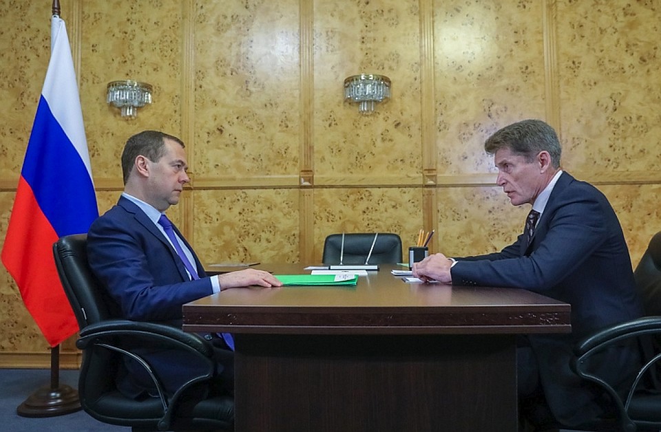 Врио губернатора Приморья Олег Кожемяко сегодня встретился с представителем Правительства РФ Дмитрием Медведевым Фото: primorsky.ru
