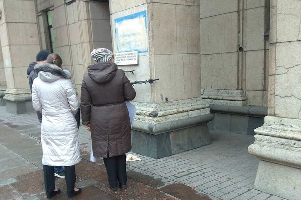 Белый квадрат заметили на стене школы №210 ранним утром Фото: СОЦСЕТИ