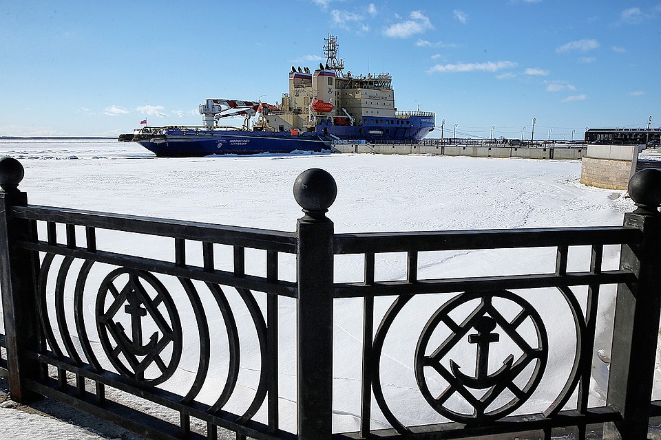 Ледокол "Новороссийск" у набережной реки Северная Двина в Архангельске. ФОТО Александр Рюмин/ТАСС