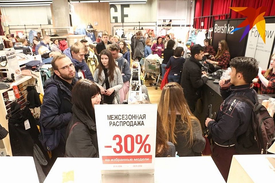 Несмотря на скромные скидки в торговых центрах очень оживленно. Фото: Святослав ЗОРКИЙ