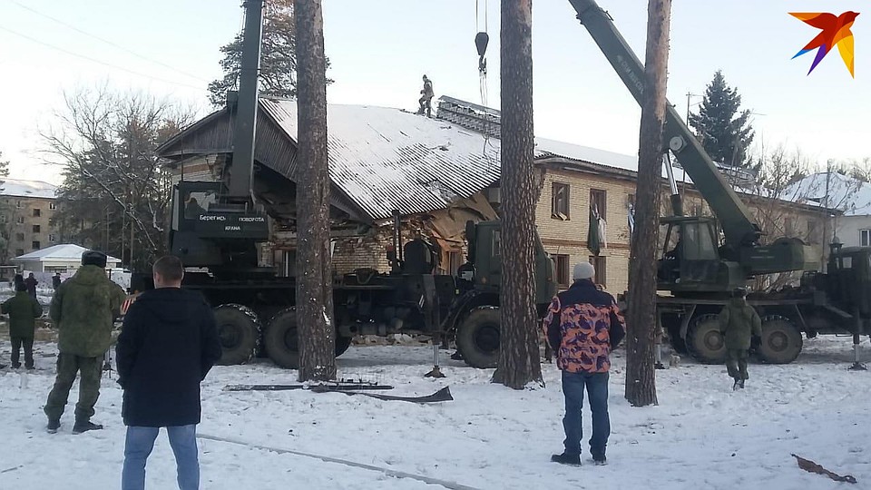 Спасатели разбирают завалы дома