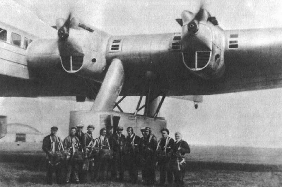 Авиаконструктор Калинин с экипажем опытной машины перед полетом, 1933 год.