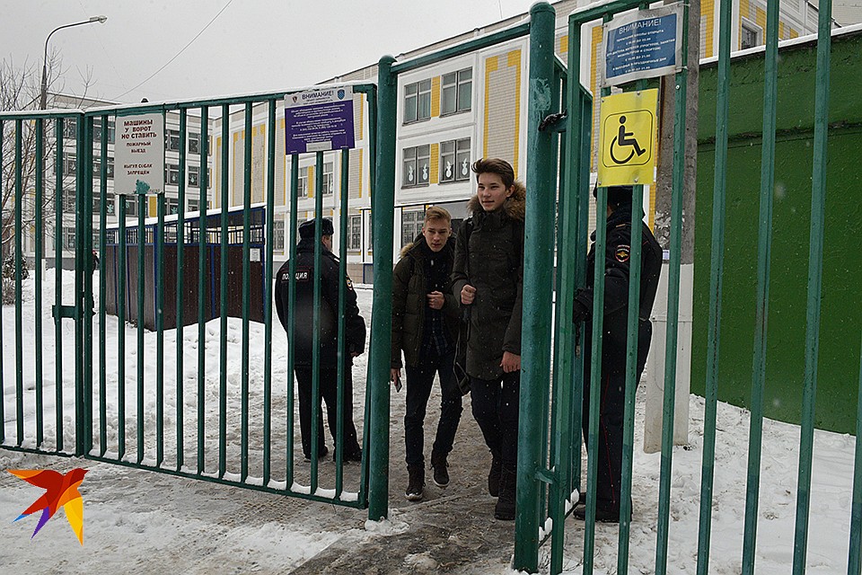 В полиции опровергли версию о попытке захвата школы Фото: Михаил ФРОЛОВ