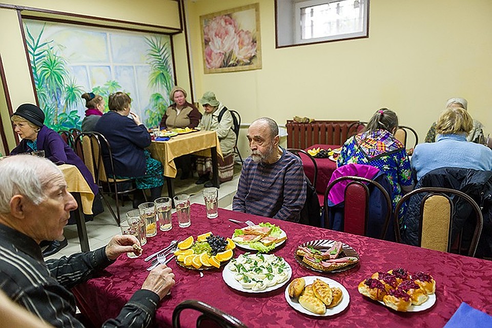 Такие социальные столовые, как в Петербурге, могут появиться во многих городах страны. Фото: Олег ЗОЛОТО
