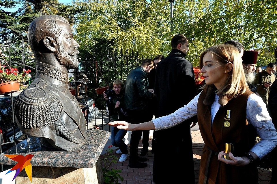 Наталья Поклонская на открытии часовни в честь Святых Царственных страстотерпцев и бюста последнего российского императора Николая II возле здания прокуратуры Крыма. Фото: Виталий ПАРУБОВ