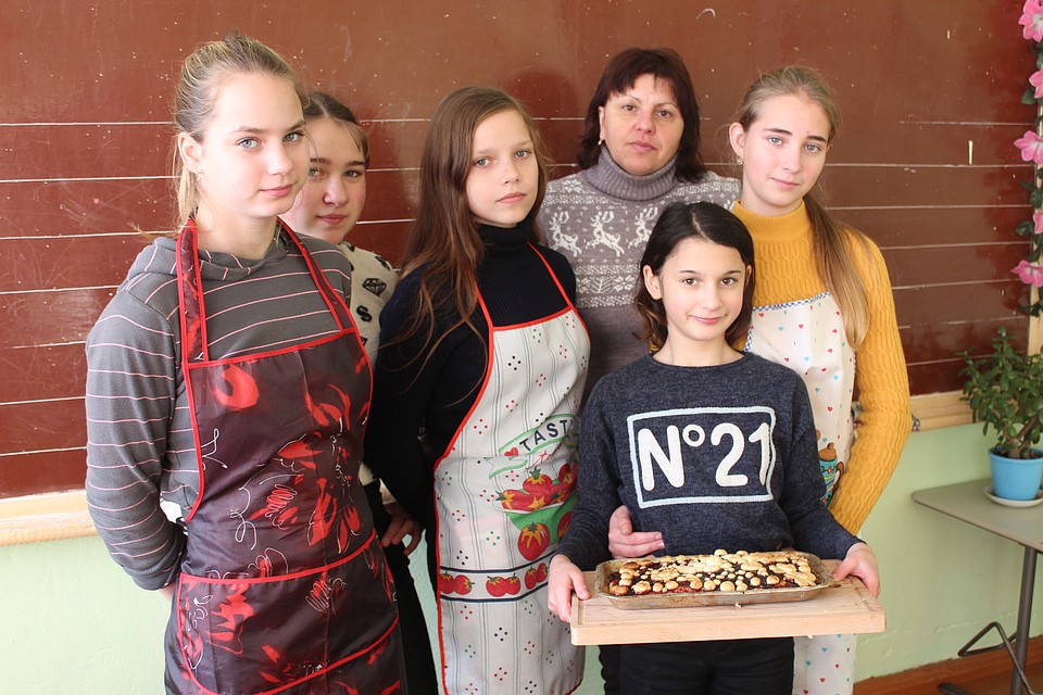 Девочки из Заповедного испекли пирог. Фото: Иван МАРКОВ